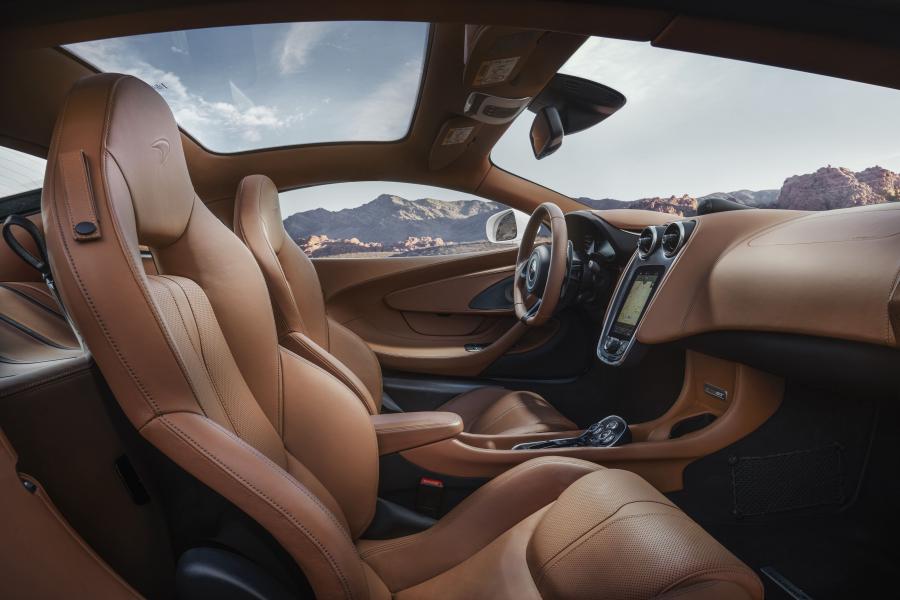 Интерьер McLaren 570GT Sport Pack 2018 года  (WW) (фото 4 из 7)